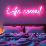Enseigne néon aux tons pastel (rose et menthe) suspendue au-dessus du lit, baignant la chambre d'une lueur chaude et cosy ; tête de lit en bois, literie en lin, éclairage volumétrique doux, ambiance nocturne.