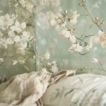 Quels papiers peints choisir pour une chambre adulte apaisante ? Chambre adulte apaisante avec un papier peint aux teintes douces derrière le lit